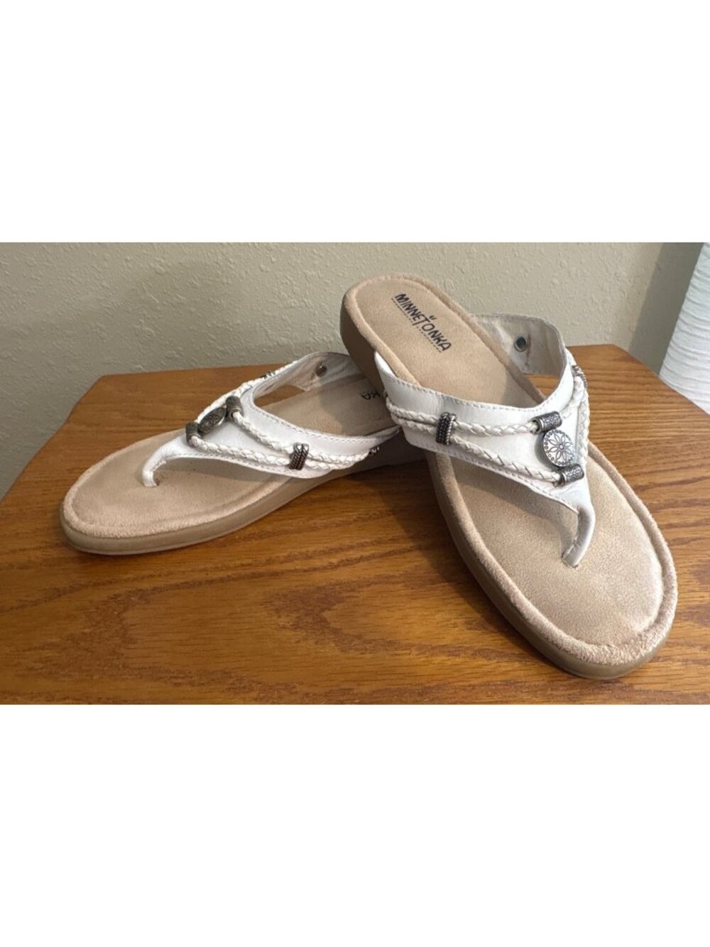 Minnetonka Womens White Leather Sandals With Braided Straps & Metal Accents 8M